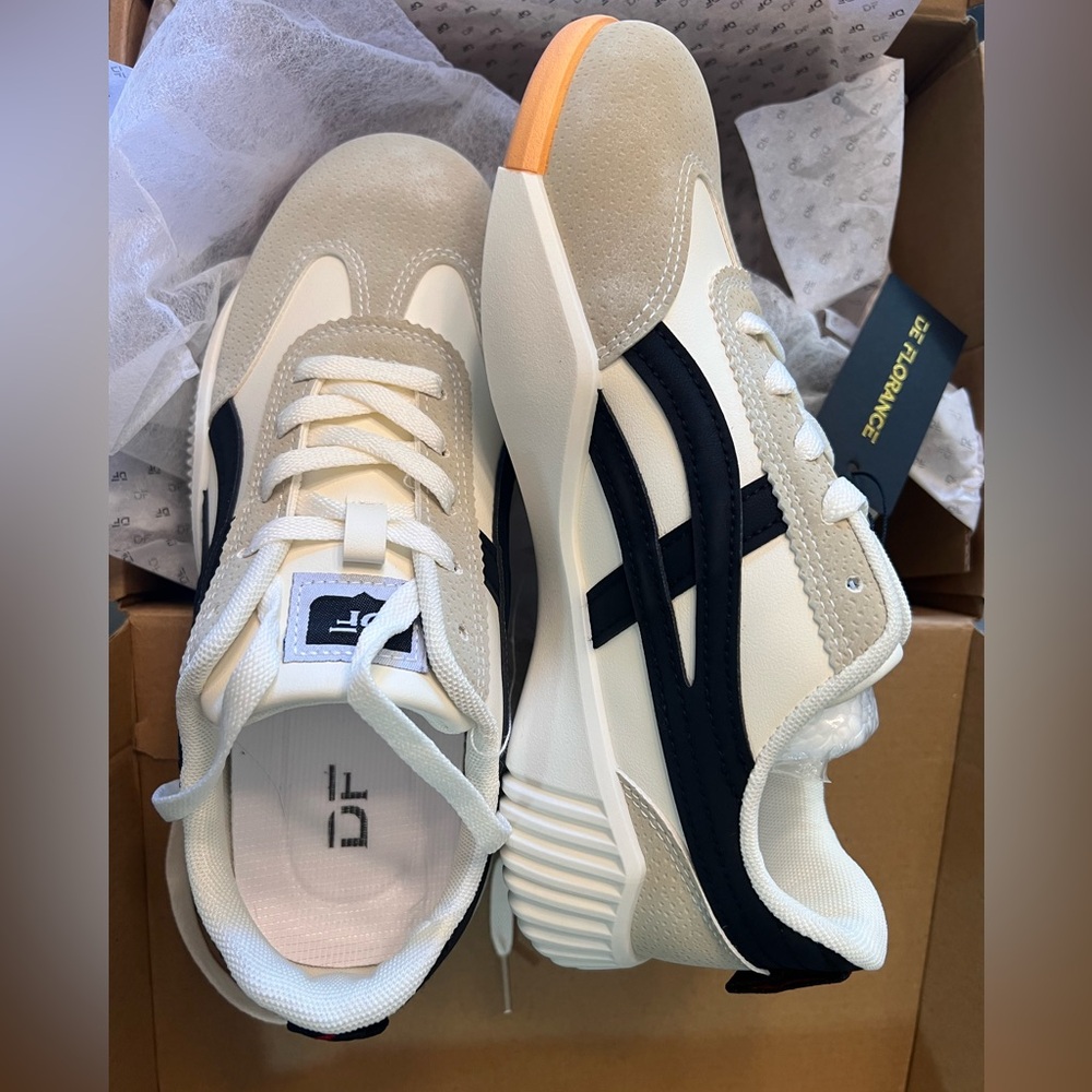 ***NWT*** De Florance 	DF Cloudea™ Sneakers White and Black / 8.5